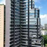 現代化高層玻璃幕牆建築，外觀呈現階梯狀設計。