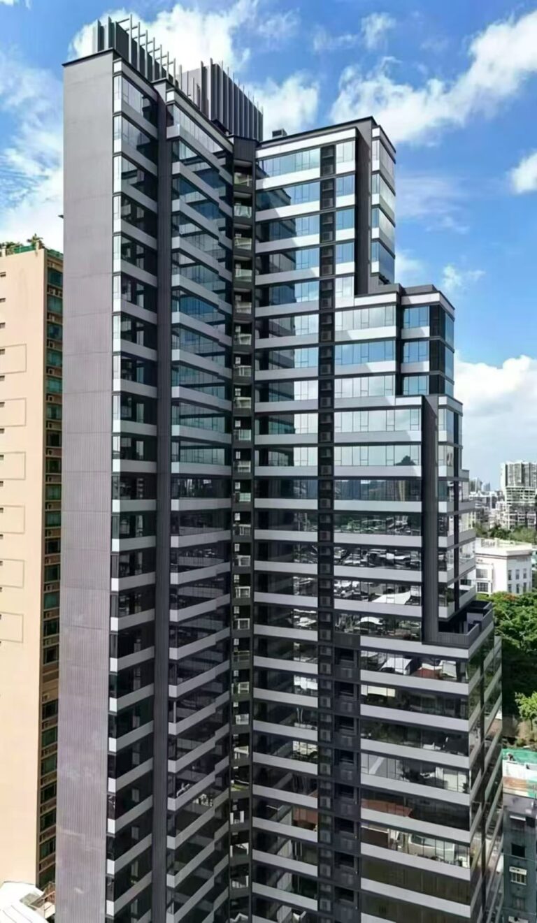 現代化高層玻璃幕牆建築，外觀呈現階梯狀設計。